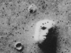Таинственное изображение лица на поверхности планеты Марс